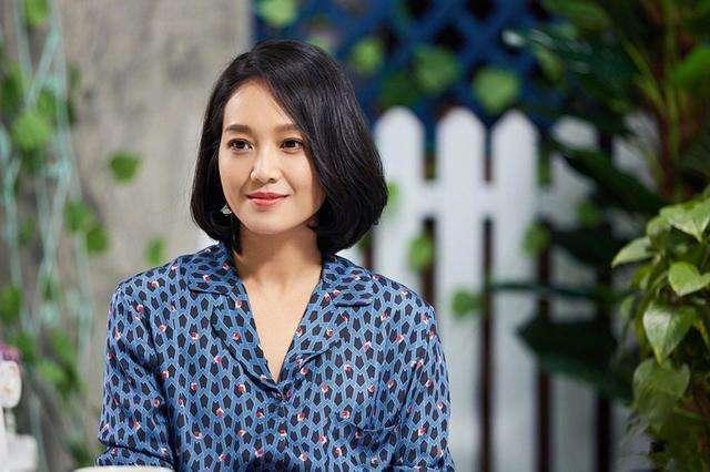 朱丹产后变化大，晒出抱孩子照片，网友惊呼：像一位奶奶抱着孙女