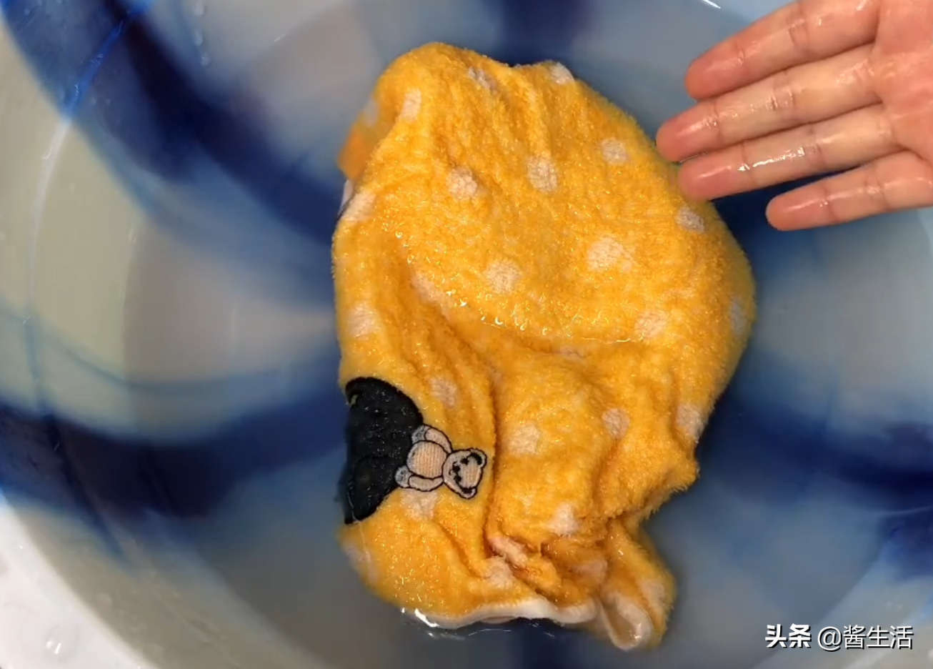 卫生间里放一把食盐，真是太厉害了，一年省下好几百，赶紧试一试