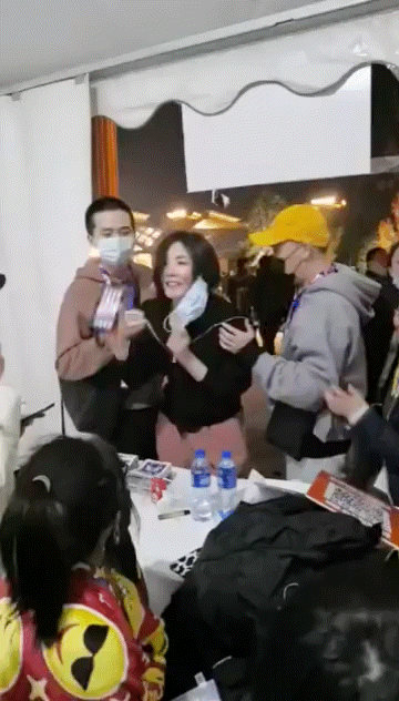 王菲现身草莓音乐节，玩太嗨把手机蹦丢了