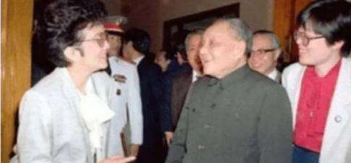 菲律宾首位华人女总统：上台后赶走美军，带着女儿来中国寻根