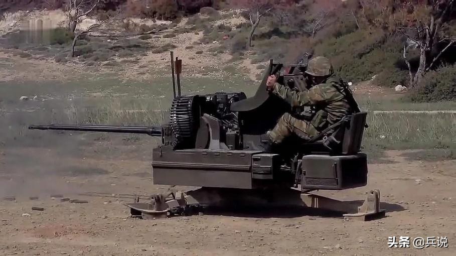 志愿军不顾轰炸，大炮推出工事直射坦克，美军