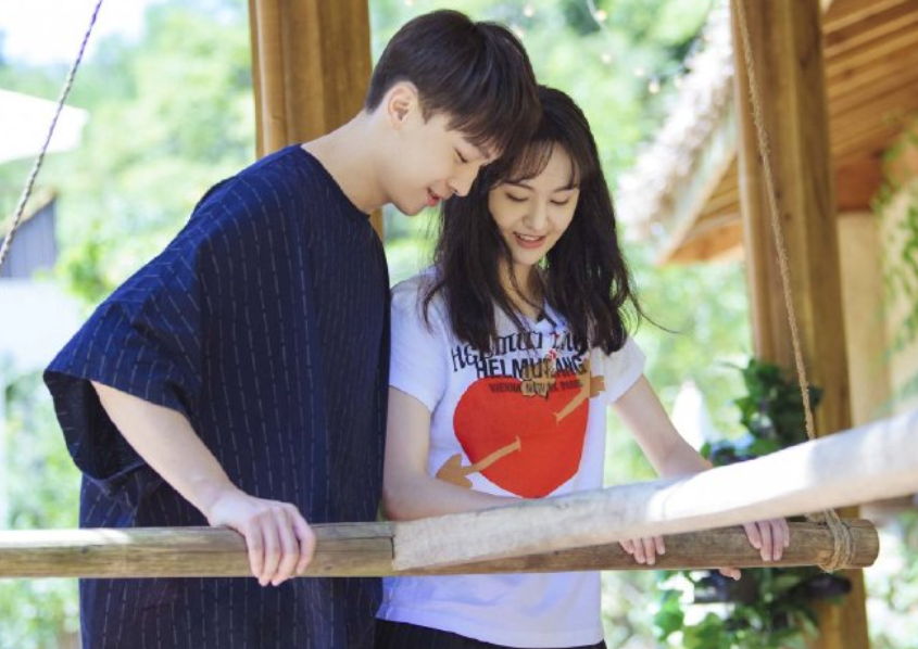 朋友曝光张恒家中的内景婴儿床底部成焦点，张