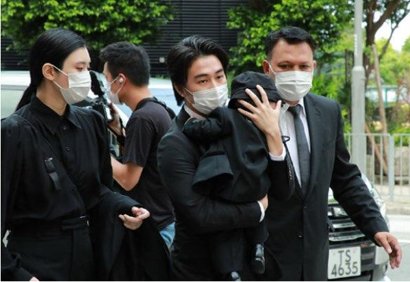 賭王1歲長孫罕見現身！ 一身藍色套裝乘坐私人飛機，還同框小小春