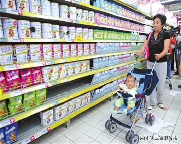 刘诗诗夫妻带儿子游玩，吴奇隆已显老，网友：