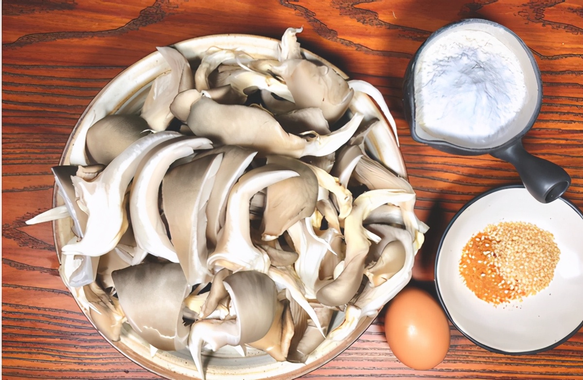 做乾炸蘑菇，最忌掛糊直接下鍋炸，學會正確做法，口感香酥脆
