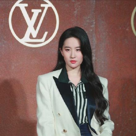 Shanghai LV show: Ouyang Nana is weird, Liu Yifei is perfect - iNEWS