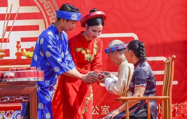 結婚當日婆婆抱怨嫁妝太少，新娘怒懟：一分彩禮沒給，咋好意思說