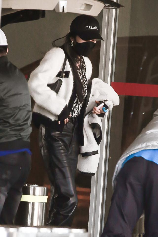 杨幂也太有品了吧，用毛绒外套叠穿斑马纹衬衫