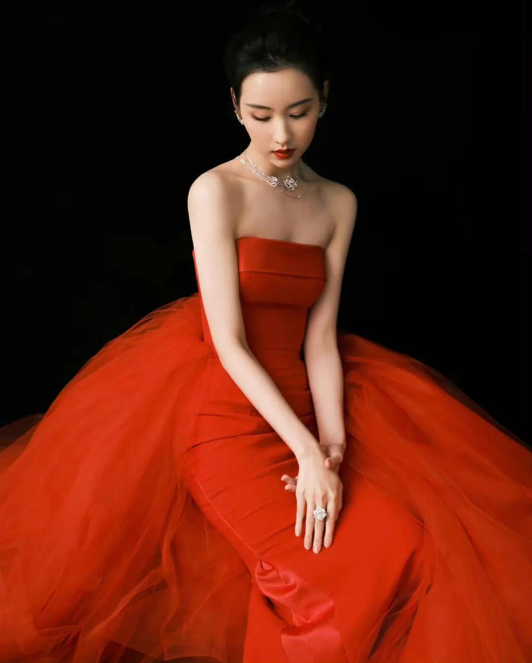 Female star red carpet look, Dongyu Zhou is the right time to wear it -  iMedia