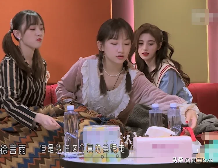 鞠婧祎同姐妹换上睡衣，但不愿意换鞋子，看清鞋子款式后明白了
