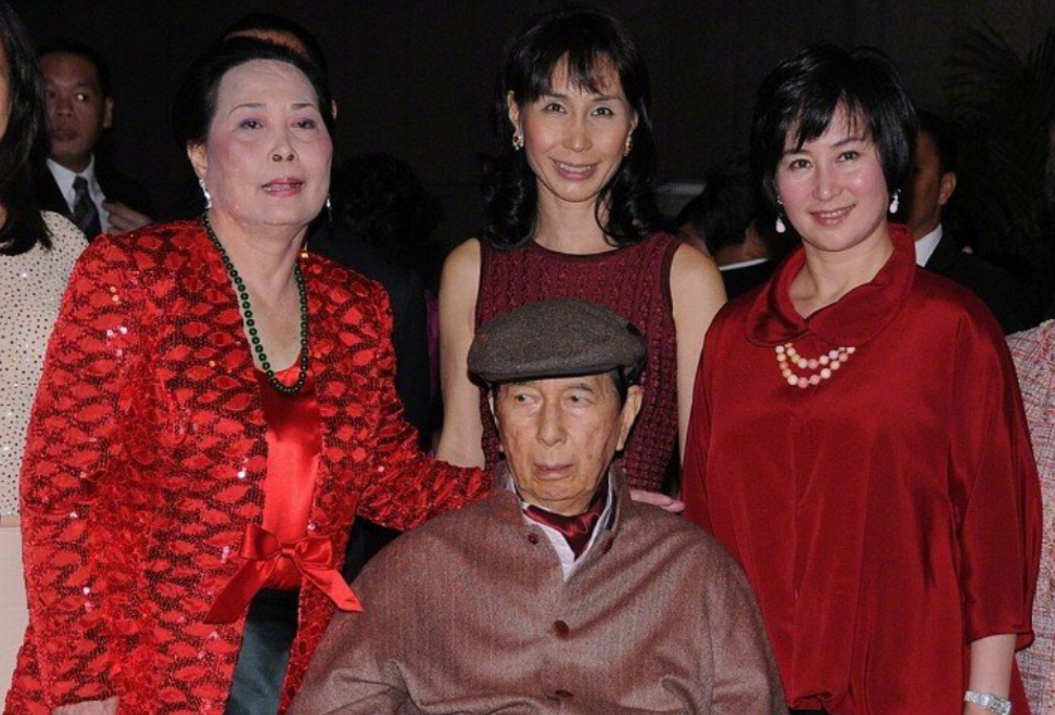 何超瓊帶三房龍鳳胎亮相，一襲粉裙站C位，弟弟妹妹站一旁好乖巧