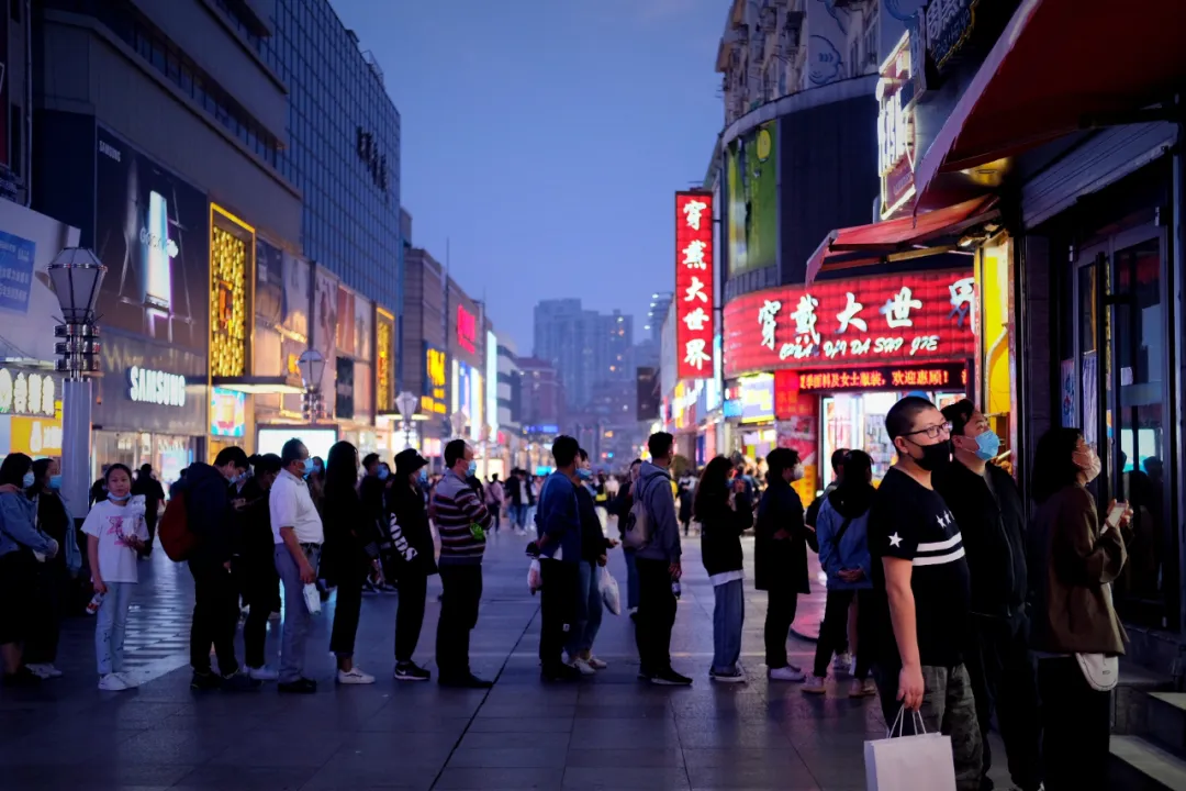 想要摆地摊？先去国内最好吃好玩的几个夜市转转吧