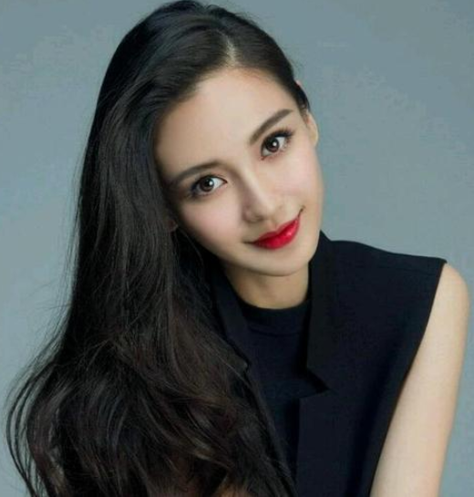 baby在日本打拼时好卑微，酒瓶怼在脸上还得笑脸