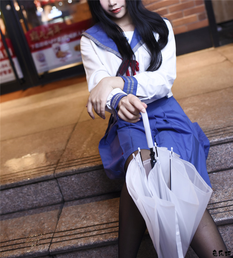 清新美少女打伞漫步夏日细雨中