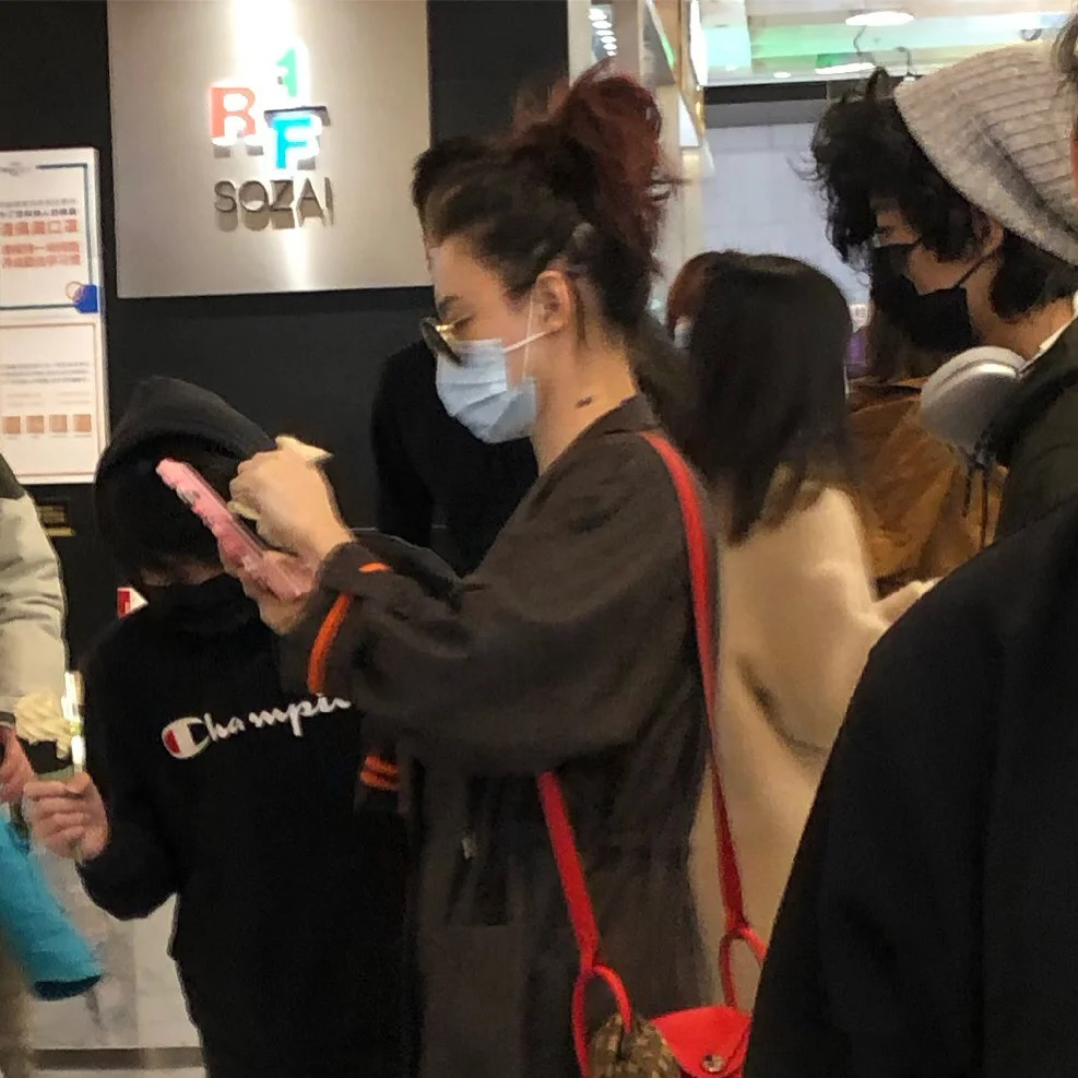 偶遇張柏芝帶兒子逛街，網友大贊母子感情好，互動溫馨有愛