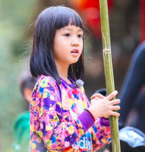 钟丽缇11岁小女儿长大了！大眼呆萌长腿吸睛，被指颜值赛过两姐姐