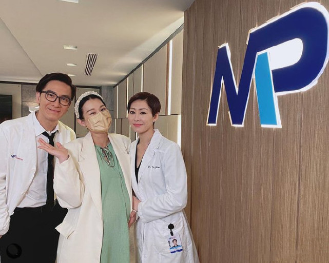 胡杏兒臨盆在即曬自拍賣萌，比心嘟嘴狀態滿分，無名指鑽戒搶鏡