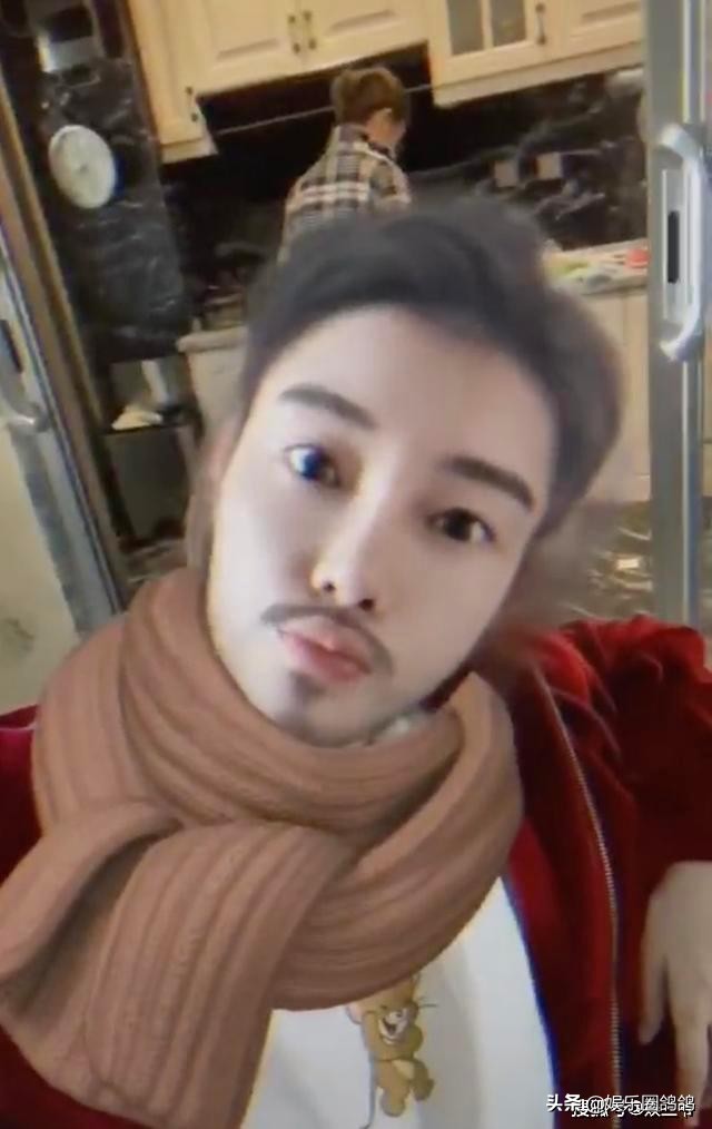 李小璐玩变脸故意模仿贾乃亮，旧情复燃是想复合吗？
