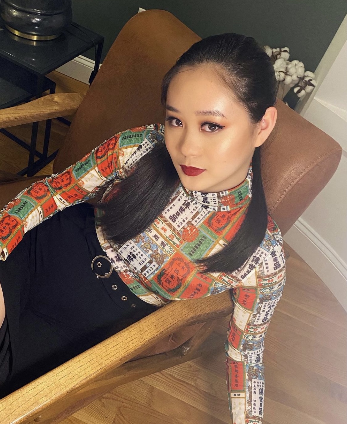 李连杰小女儿盛装出席高中毕业礼，穿白色礼服显清纯，难掩好身材