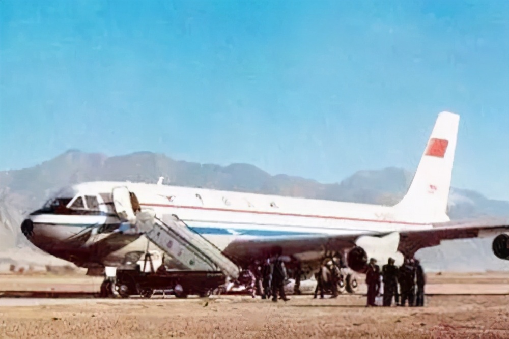 1971�꣬161�ַɻ�׹���½���500��ר���о�3���£��ɹ��������