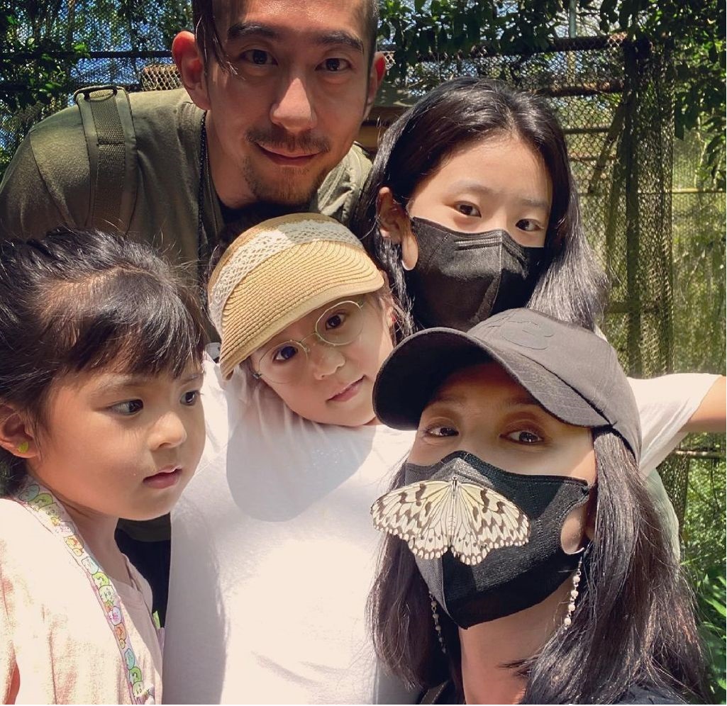 贾静雯晒女儿近照，咘咘BO妞开心展示自画像，画风清奇人更可爱