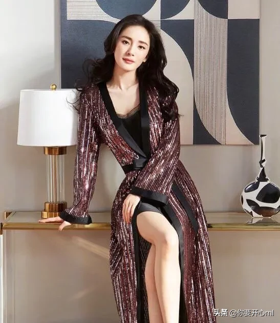 继打翻手机后，杨幂又被吐槽没素质扔伞，这届