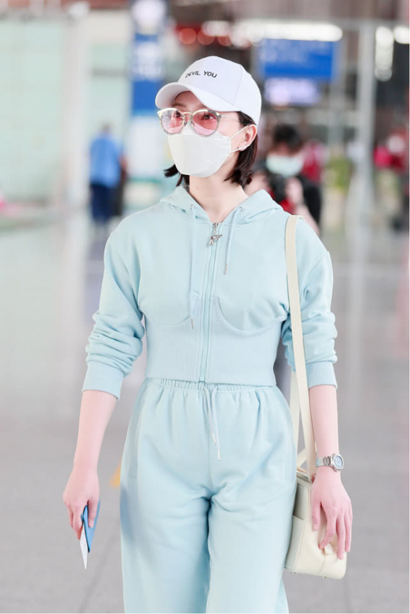 陈数被这条裤子害惨了，侧身时小肚子太凸，勒