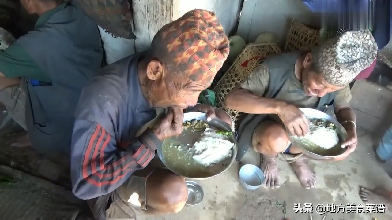 尼泊尔山区穷人家吃酒席，玉米糊配咖喱羊肉，人多菜少发个青椒