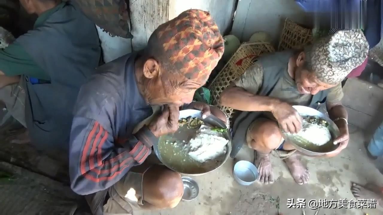 尼泊尔山区穷人家吃酒席，玉米糊配咖喱羊肉，