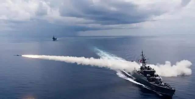 美伊爆发正面冲突，5艘伊朗油轮遭美军舰拦截，