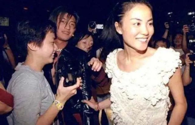 王菲周迅隔空义演：谁说爱过同一个男人，就不