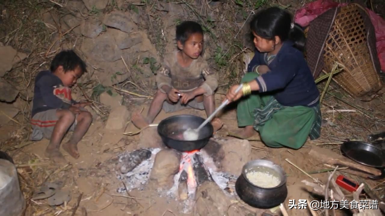中国小伙给尼泊尔山区三姐弟送牛肉，看到她们的生活状况，真心酸
