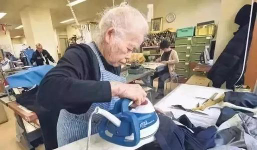 中国人退休后下棋跳广场舞，外国人都干什么，