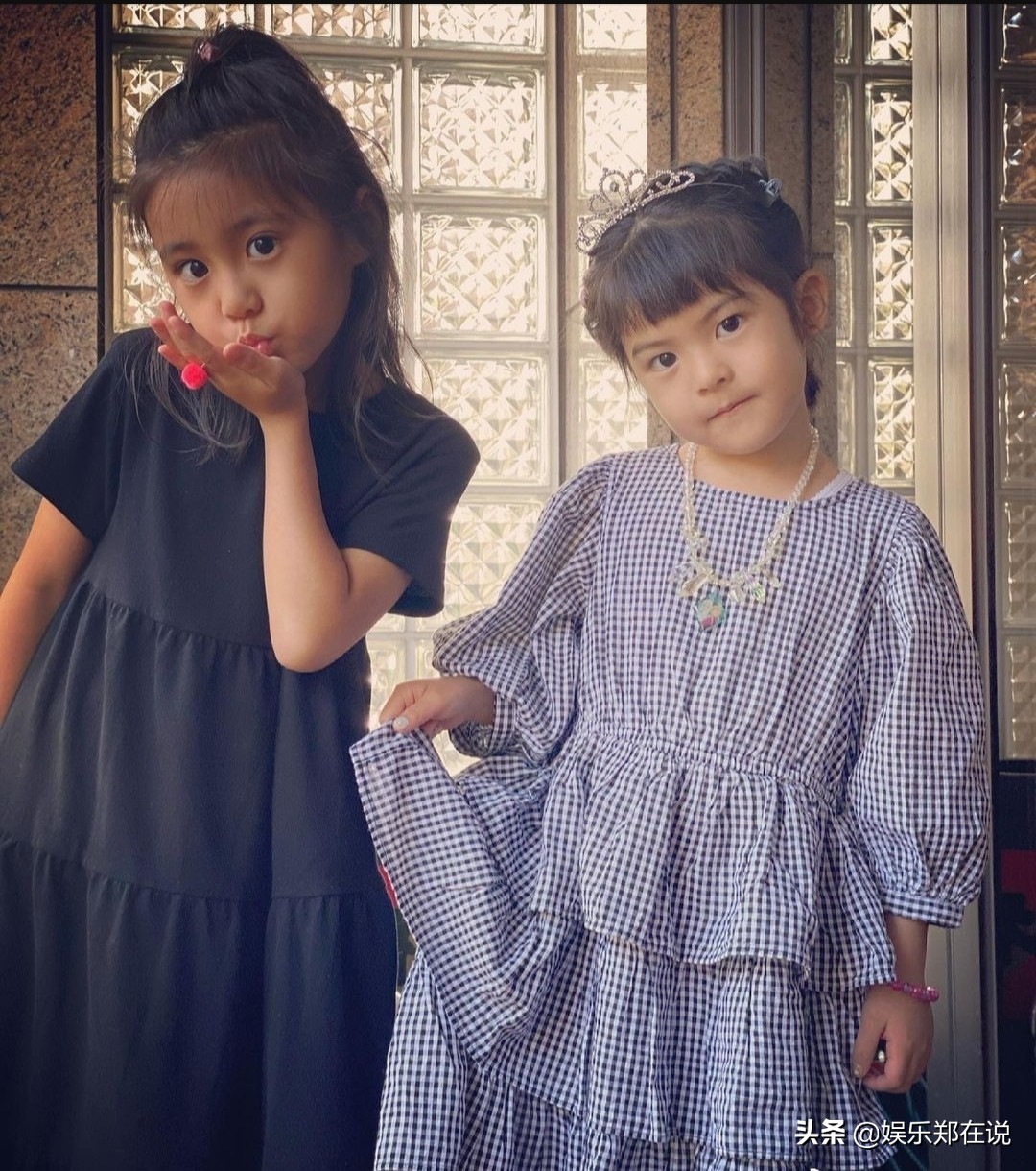 修傑楷曬女兒近照，咘咘眼神盡顯寵溺，Bo妞笑露牙齒喜感十足