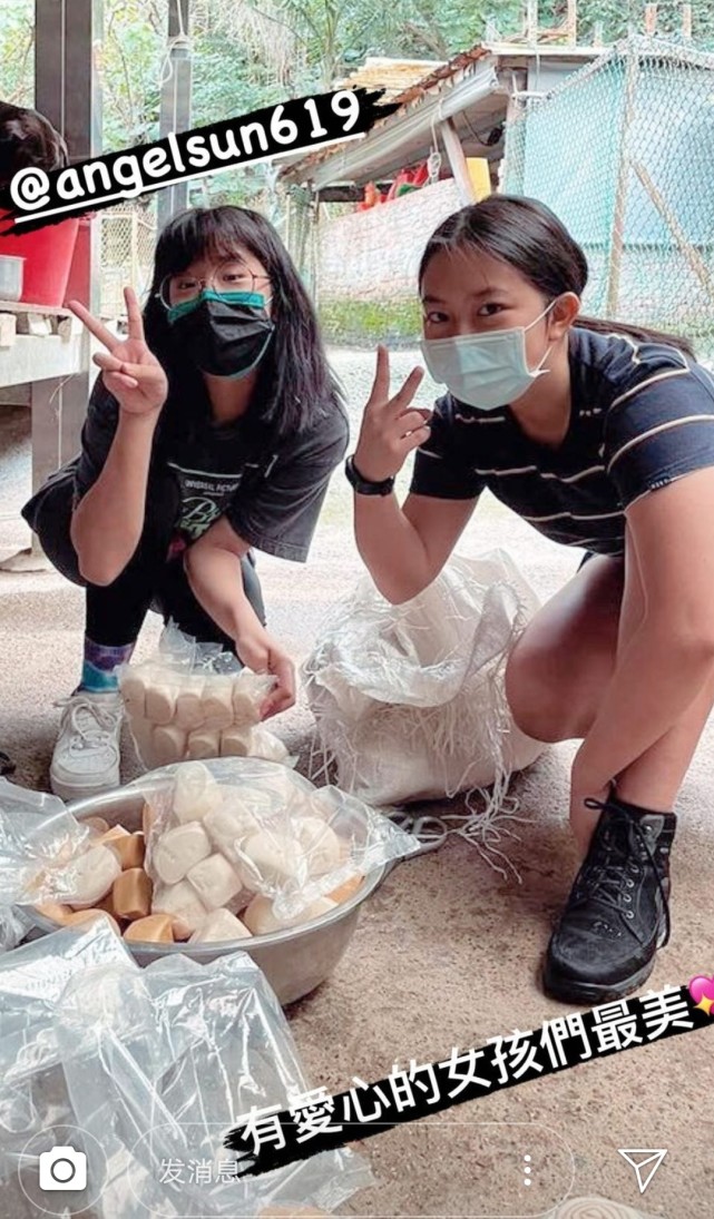 賈靜雯帶娃外出過週末，波妞熊抱羊駝超大膽，門牙脫落笑容很喜感