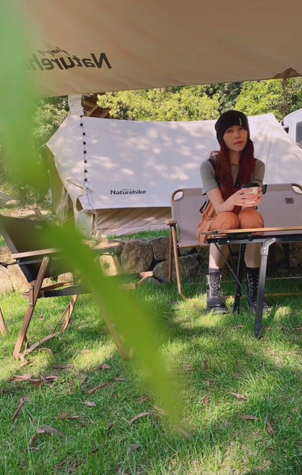 張晉帶兒子玩彩虹滑道，樂兒頭髮被吹成中分，臉嚇得通紅表情淡定