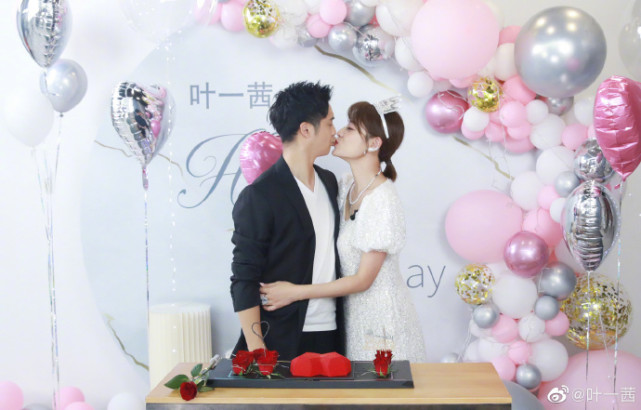 叶一茜晒全家福庆37岁生日，与田亮甜蜜亲吻，森碟身高快超过妈妈