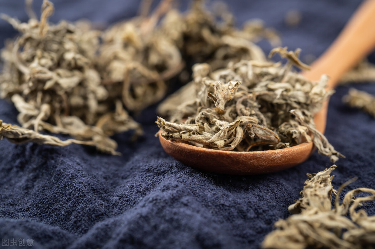 I have heavy dampness in my body, how to use mugwort leaves to dispel
