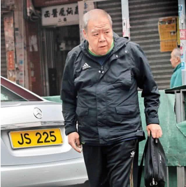 “肥猫”终于还清债务，买200万奔驰庆祝，鸟枪