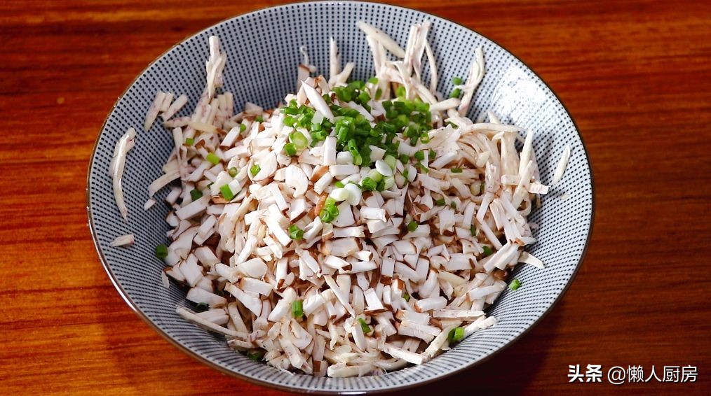 这是香煎芋头饼的做法，火候不能大，要用小火慢煎，才外脆里软