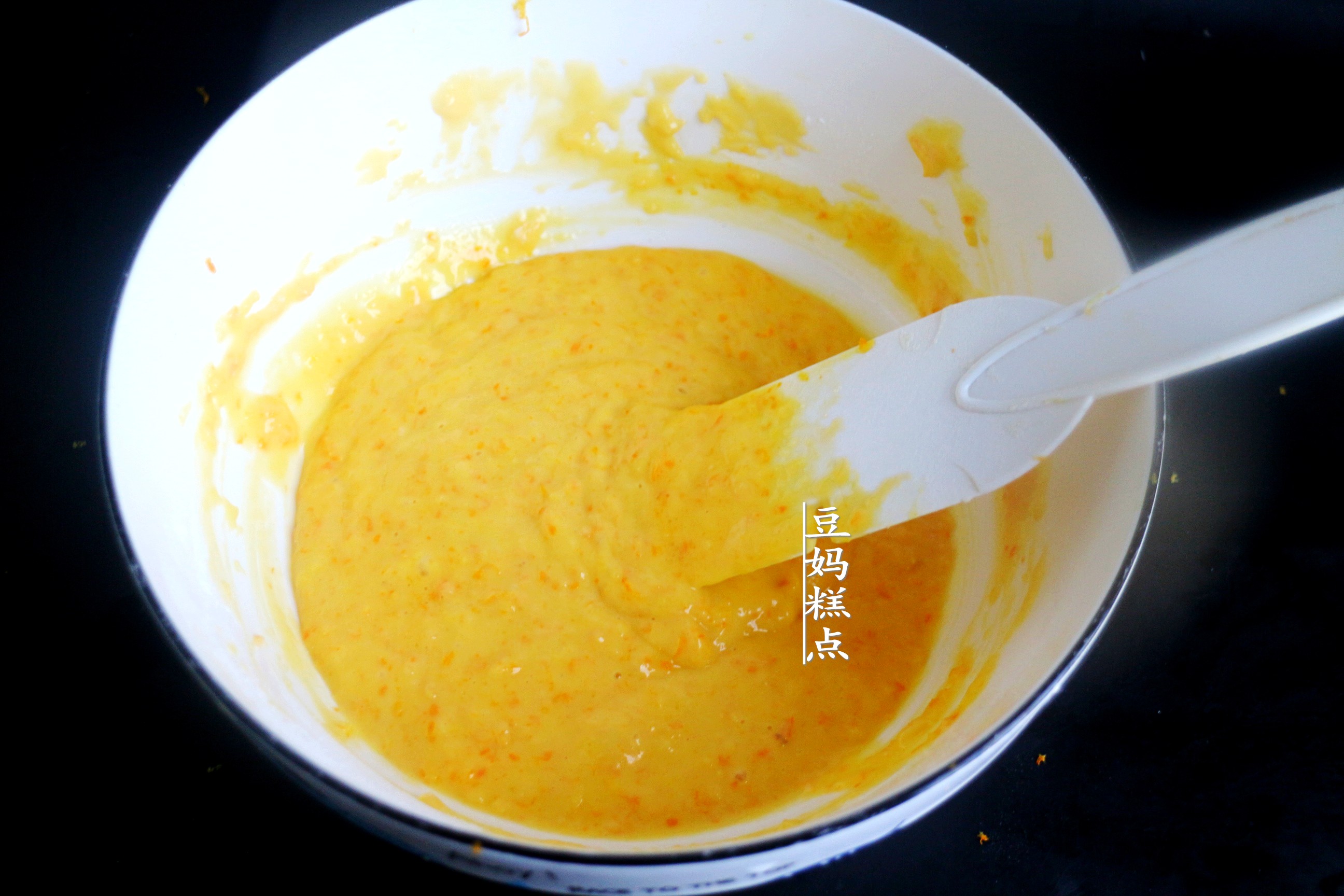 冬天，買2個橙子做蛋糕，口感柔軟清新，滿屋都是香氣