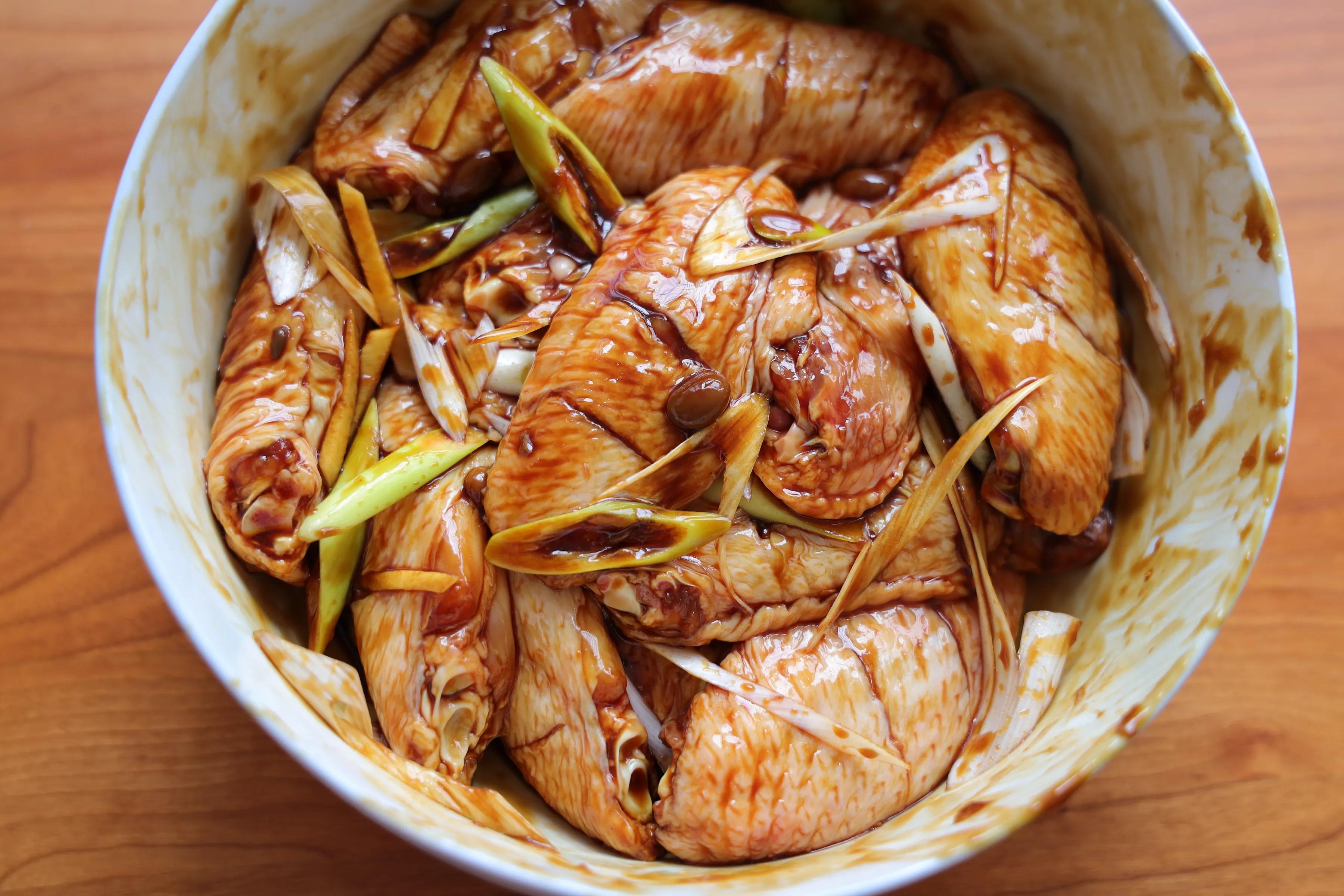 秋天，一定要试试鸡翅这吃法，比可乐鸡翅好吃更健康，孩子吃嗨了