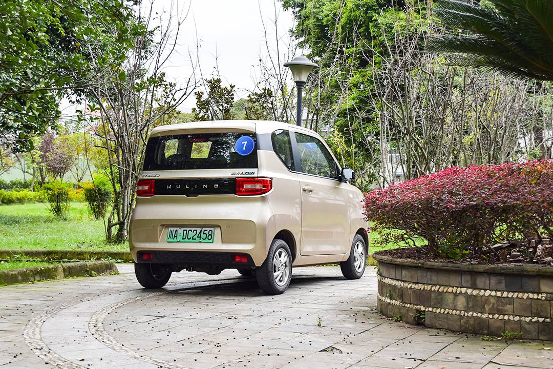 又一爆款诞生，买顶配不到四万，体验五菱宏光MINI EV