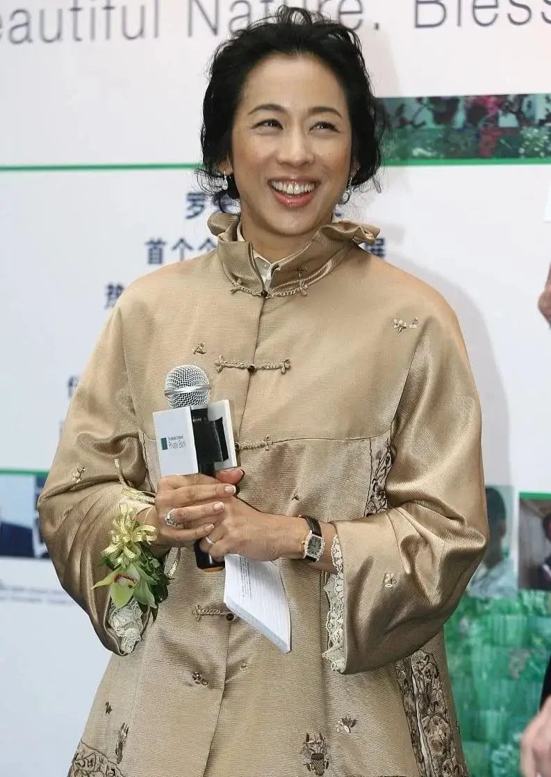 把婆媳关系处成姐妹，被老公宠成公主，郭晶晶才叫嫁给了爱情