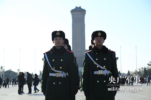 武警北京总队天安门地区支队：寒风中站岗执勤