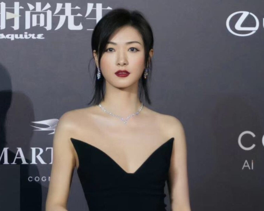 万茜回应“赖红毯”、 蹭座疑云解开了，但女星红毯大戏永不停息