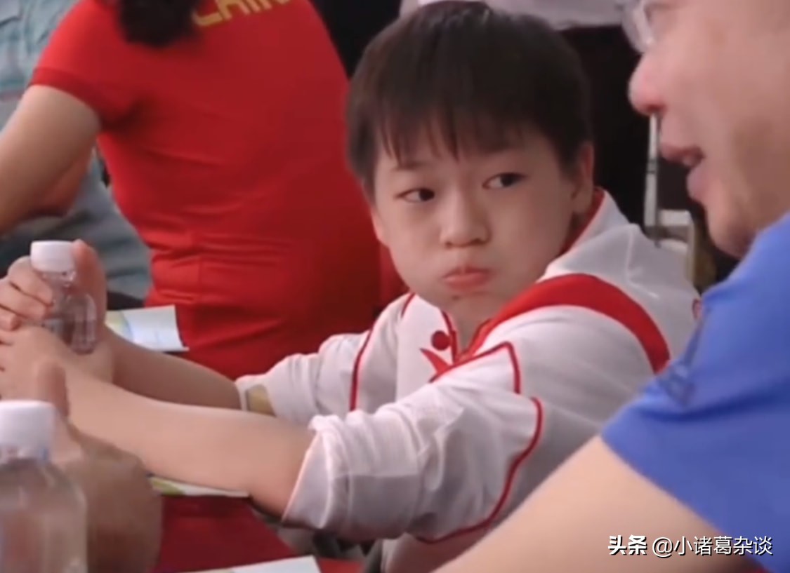 全红婵太难了！穿着奥运领奖服见领导，出了一身汗，撸起袖子签名