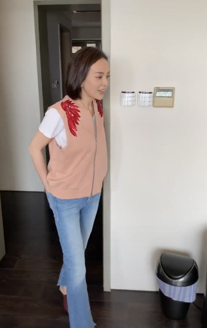 王琳在家做饭变大厨，一身家居造型，却被发型害成“大脑门”