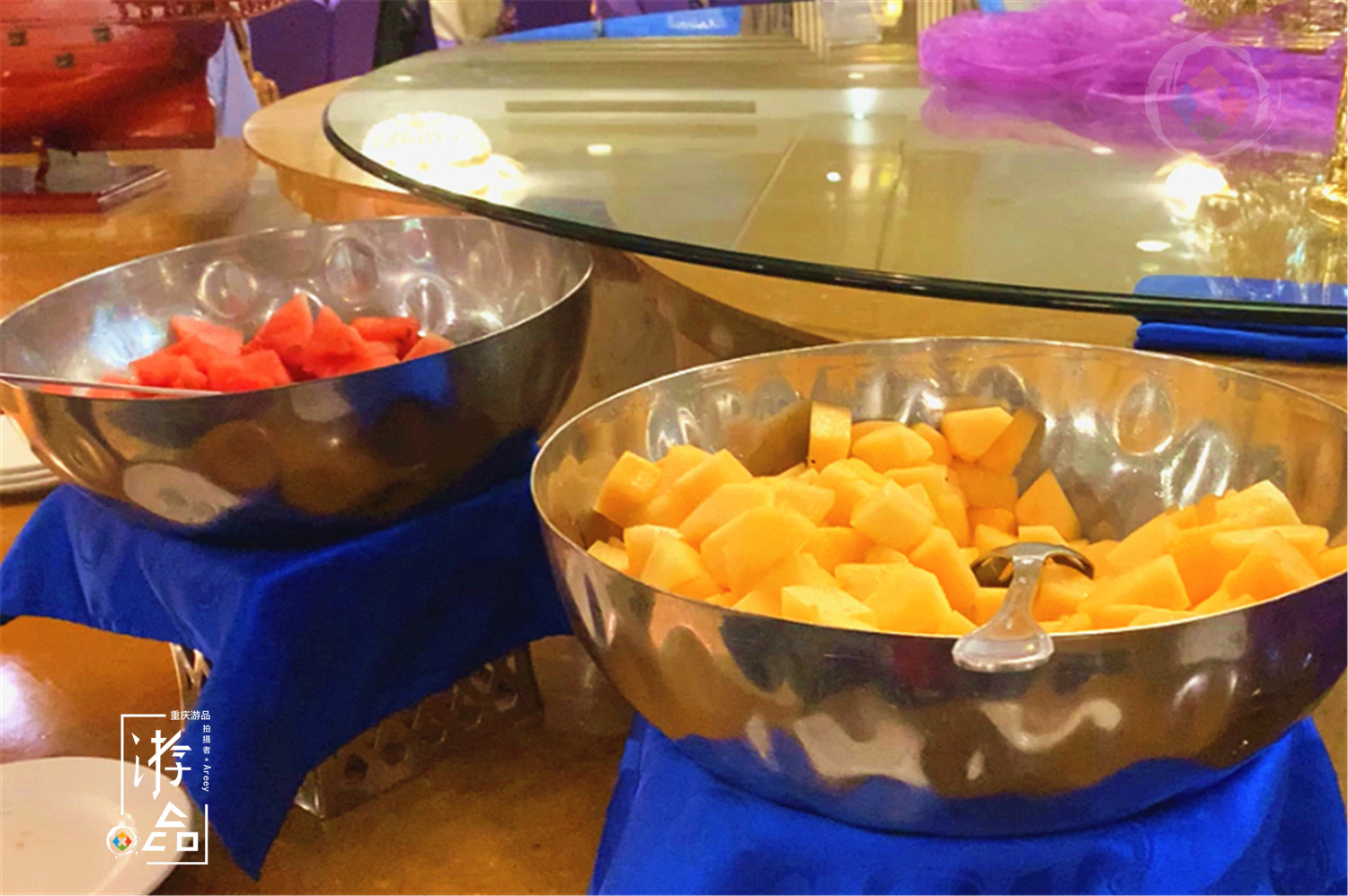 重庆黄金游轮有多豪华？内部一片金碧辉煌，高级自助餐随便吃