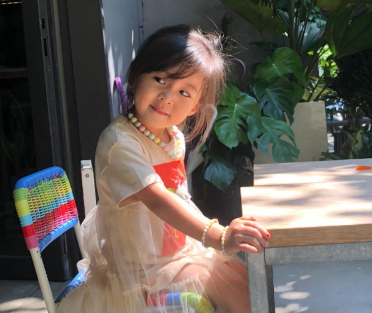 有种“美人坯子”叫波妞，小时候长相一般，如今长相不输姐姐